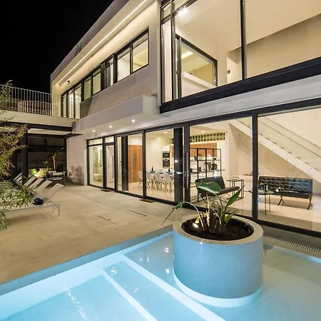 L2/ Boutique Holiday home